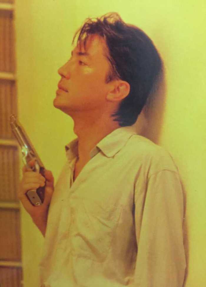 尊龙（John Lone），原名吴国良，1952年10月13日出生于香港，美籍华裔男演员，毕业于美国戏剧艺术学院。
身处混沌却不似人间之物~
一俯一仰，一颦一笑，尽是柔情~
