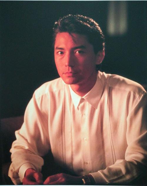 尊龙（John Lone），原名吴国良，1952年10月13日出生于香港，美籍华裔男演员，毕业于美国戏剧艺术学院。
身处混沌却不似人间之物~
一俯一仰，一颦一笑，尽是柔情~
