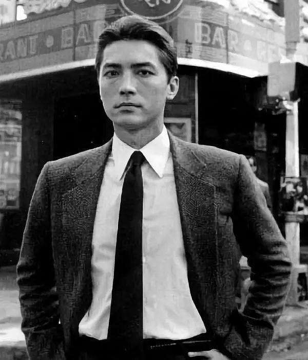 尊龙（John Lone），原名吴国良，1952年10月13日出生于香港，美籍华裔男演员，毕业于美国戏剧艺术学院。
身处混沌却不似人间之物~
一俯一仰，一颦一笑，尽是柔情~
