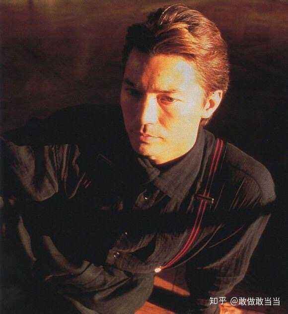 尊龙（John Lone），原名吴国良，1952年10月13日出生于香港，美籍华裔男演员，毕业于美国戏剧艺术学院。
身处混沌却不似人间之物~
一俯一仰，一颦一笑，尽是柔情~
