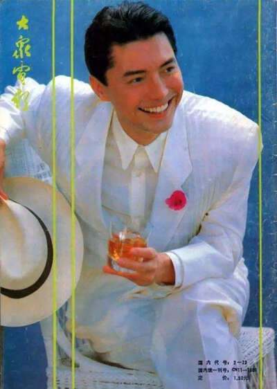 尊龙（John Lone），原名吴国良，1952年10月13日出生于香港，美籍华裔男演员，毕业于美国戏剧艺术学院。
身处混沌却不似人间之物~
一俯一仰，一颦一笑，尽是柔情~
