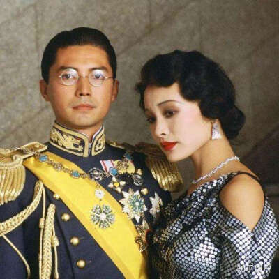 尊龙（John Lone），原名吴国良，1952年10月13日出生于香港，美籍华裔男演员，毕业于美国戏剧艺术学院。
身处混沌却不似人间之物~
一俯一仰，一颦一笑，尽是柔情~
