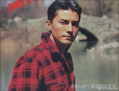 尊龙（John Lone），原名吴国良，1952年10月13日出生于香港，美籍华裔男演员，毕业于美国戏剧艺术学院。
身处混沌却不似人间之物~
一俯一仰，一颦一笑，尽是柔情~
