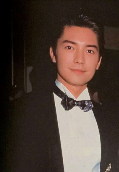 尊龙（John Lone），原名吴国良，1952年10月13日出生于香港，美籍华裔男演员，毕业于美国戏剧艺术学院。
身处混沌却不似人间之物~
一俯一仰，一颦一笑，尽是柔情~
