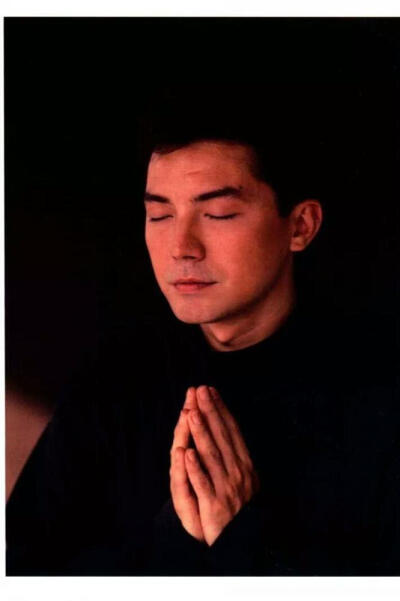 尊龙（John Lone），原名吴国良，1952年10月13日出生于香港，美籍华裔男演员，毕业于美国戏剧艺术学院。
身处混沌却不似人间之物~
一俯一仰，一颦一笑，尽是柔情~
