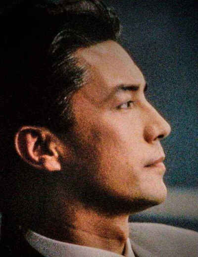 尊龙（John Lone），原名吴国良，1952年10月13日出生于香港，美籍华裔男演员，毕业于美国戏剧艺术学院。
身处混沌却不似人间之物~
一俯一仰，一颦一笑，尽是柔情~
