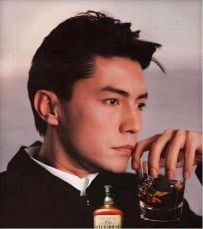 尊龙（John Lone），原名吴国良，1952年10月13日出生于香港，美籍华裔男演员，毕业于美国戏剧艺术学院。
身处混沌却不似人间之物~
一俯一仰，一颦一笑，尽是柔情~
