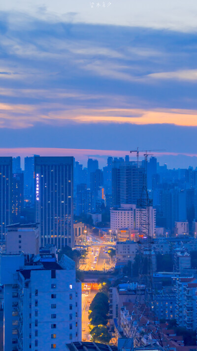  「城市壁纸」
夜晚的灯是向月亮和晚霞借来的光。
