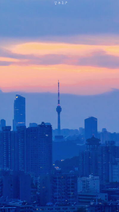  「城市壁纸」
夜晚的灯是向月亮和晚霞借来的光。
