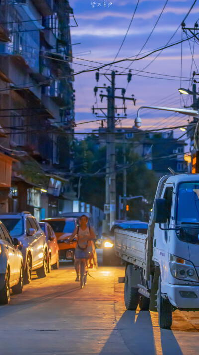  「城市壁纸」
夜晚的灯是向月亮和晚霞借来的光。
