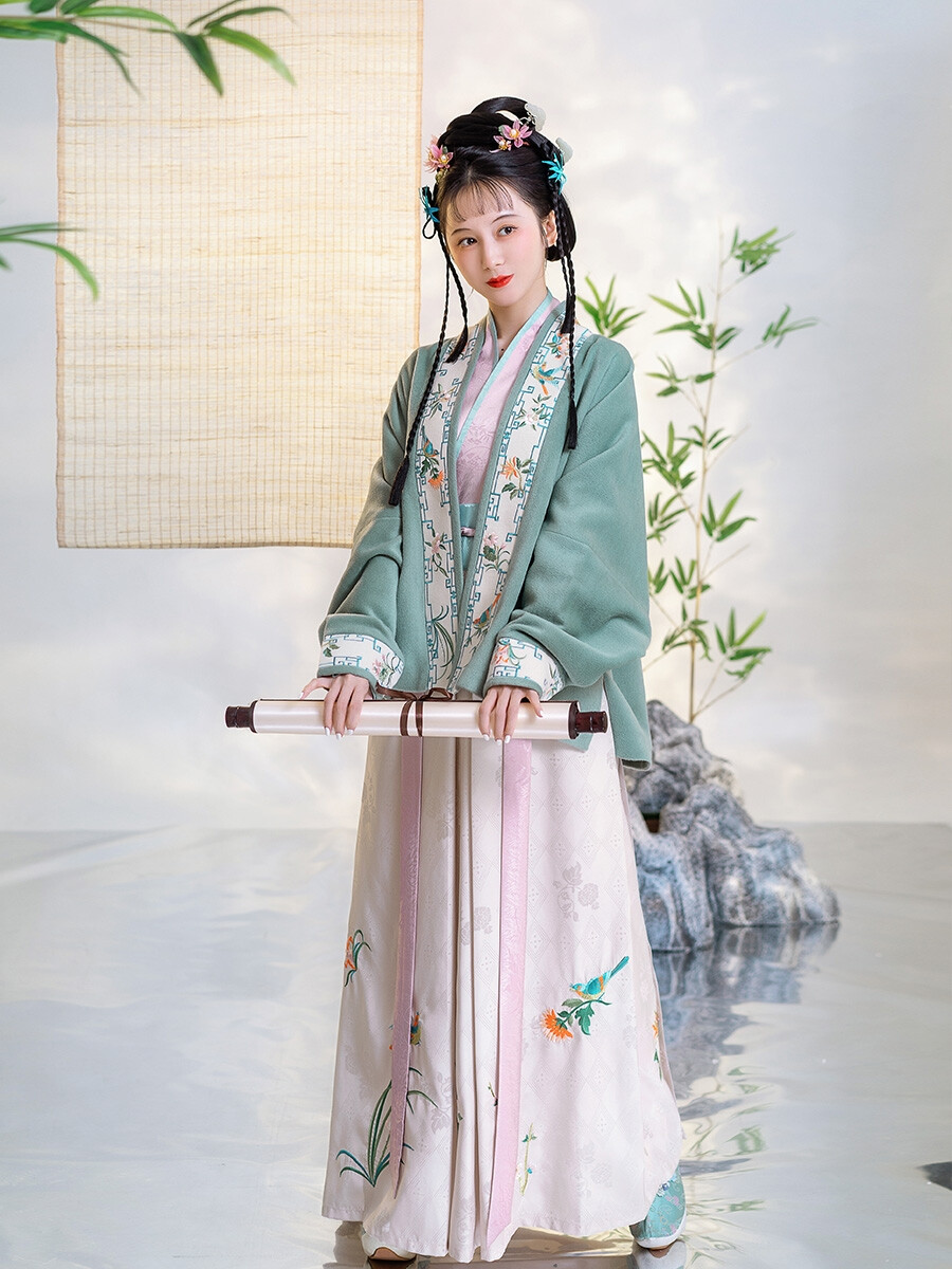 钟灵记 醉花阴 宋制
直领对襟 飞机袖 三裥裙