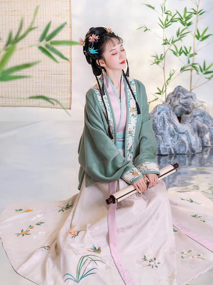 钟灵记 醉花阴 宋制
直领对襟 飞机袖 三裥裙