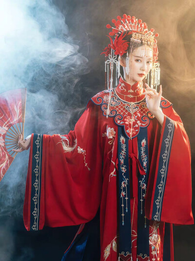 钟灵记 灼灼其桦 明制婚服
立领对襟长袄 云肩 马面
