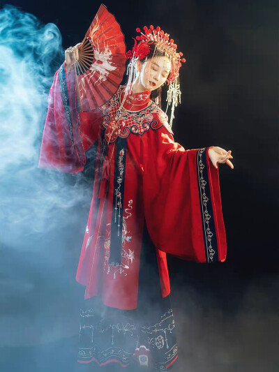 钟灵记 灼灼其桦 明制婚服
立领对襟长袄 云肩 马面
