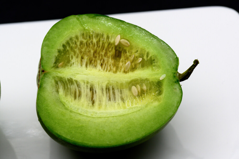 甜瓜 切开 黑色背景 白色瓷盘 水果 成熟 静物 蔬菜 食品 农业 绿色