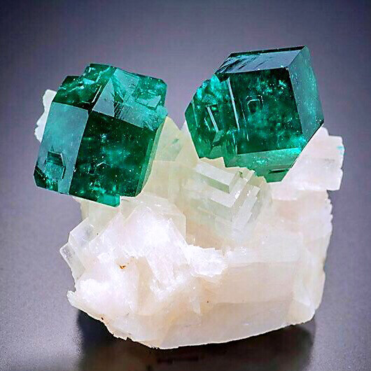  方解石 上的 透视石（翠铜矿） Dioptase with Calcite 