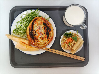 难得的周末，
今天吃早午餐～
菜单是：蔬菜面包+哈密瓜+豆苗+火腿肠+豆芽拌菜+牛奶。
#蔬菜面包#
面包底浸满了油好好吃，
香香的不油腻，
口感也很好，
还拉丝。
不过我不喜欢吃洋葱，
所以味道感觉不是很…