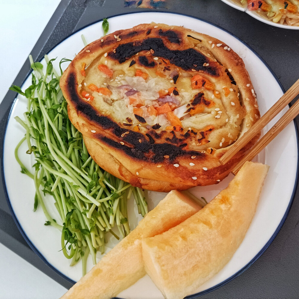 难得的周末，
今天吃早午餐～
菜单是：蔬菜面包+哈密瓜+豆苗+火腿肠+豆芽拌菜+牛奶。
#蔬菜面包#
面包底浸满了油好好吃，
香香的不油腻，
口感也很好，
还拉丝。
不过我不喜欢吃洋葱，
所以味道感觉不是很好，
洋葱味太浓郁了。
#豆芽拌菜#是昨晚去超市买面包的时候顺便买的，
在冰箱放了一夜之后变的很凉，
今天吃的时候就加热来吃了，
不过豆芽的口感还是保持的很好，
脆脆的。
#哈密瓜#
虽然不是应季水果不会很甜，
但还是很好吃，
很清香。
今天也要吃好，睡好，心情好哦～