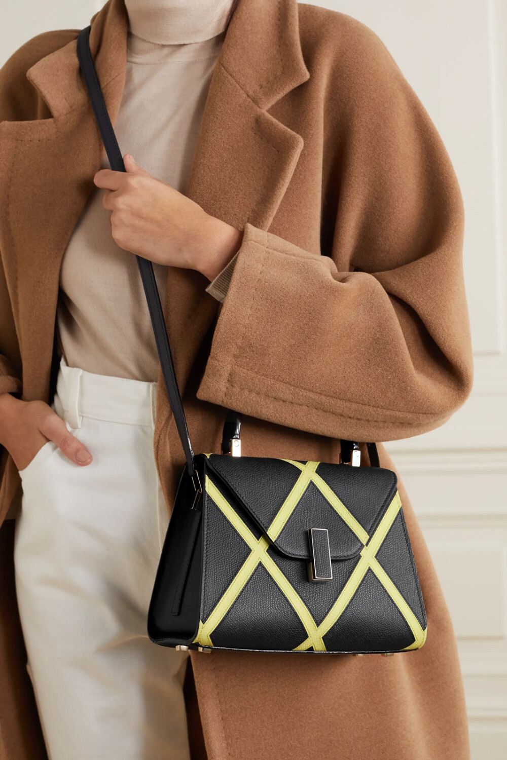 valextra 这款 "iside" 手提包出自品牌 "extramilano" 创意合作项目