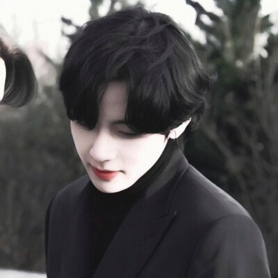 
人的七情六欲背负了道德的枷锁
所以当他们想要哭泣时 选择微笑
当他们声嘶力竭到筋疲力尽 却又换上平静的面具
金泰亨 | 江秦 | 爱豆头像 