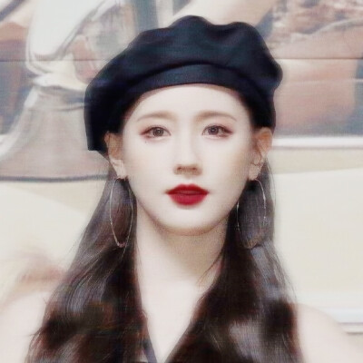 朩乜|赵美延
亮亮的眼睛，红红的嘴唇