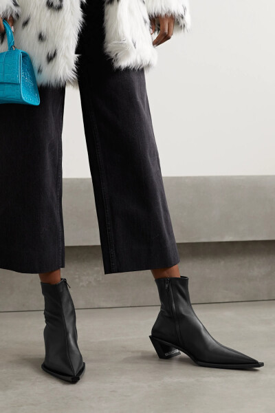 Balenciaga 推出了不少线条流畅、富有雕塑美感的鞋履作品，这款 “Tiaga” 踝靴便是品牌又一力作。单品以柔软的黑色皮革制于意大利，利落有型的加长尖头顶部呈方形，4.5 厘米内倾叠跟上还印有醒目的 Logo。不妨用它…