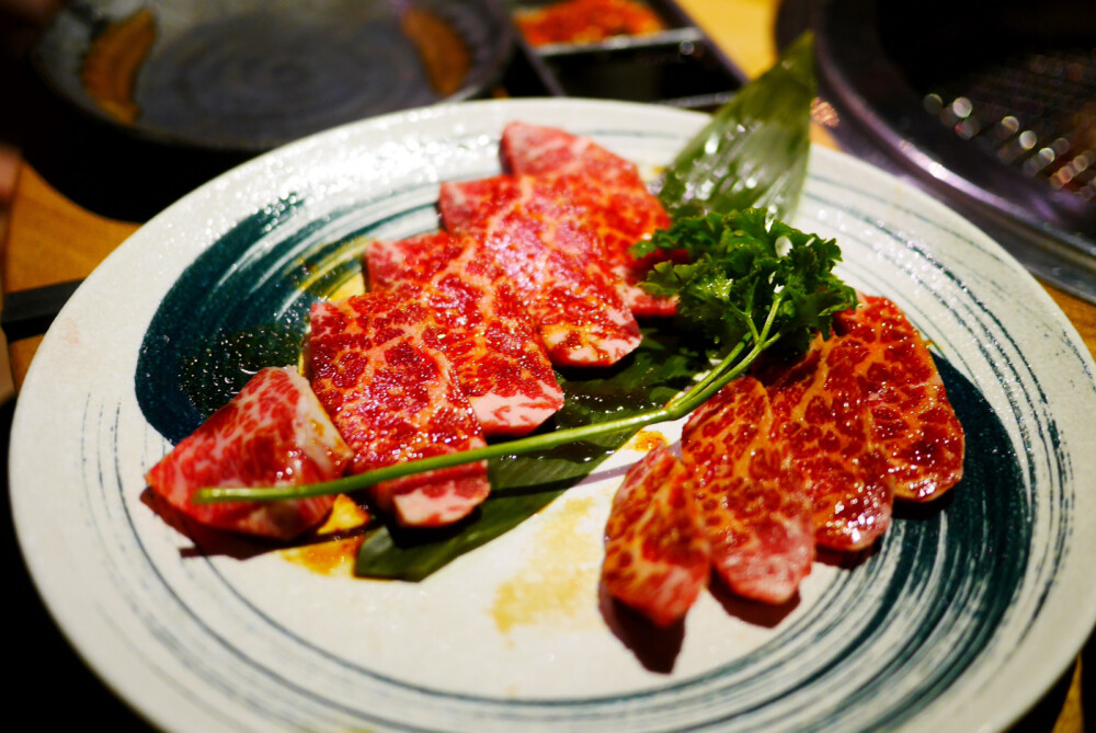 日式烧肉一般能同时兼顾刺身爱好者和食肉兽的口味
其中最爱厚切牛舌 !! 柔软多汁得紧 !! 西冷和牛小排的品质完全不输魔都
小王同学在独饮无数杯白酒后回酒店倒头就开始呼噜
呵！男人 为什么不学习我喝酸梅汁
在温岭平均一天消灭两袋青甘蔗那么问题来了甘蔗到底是上火还是降火的呢？