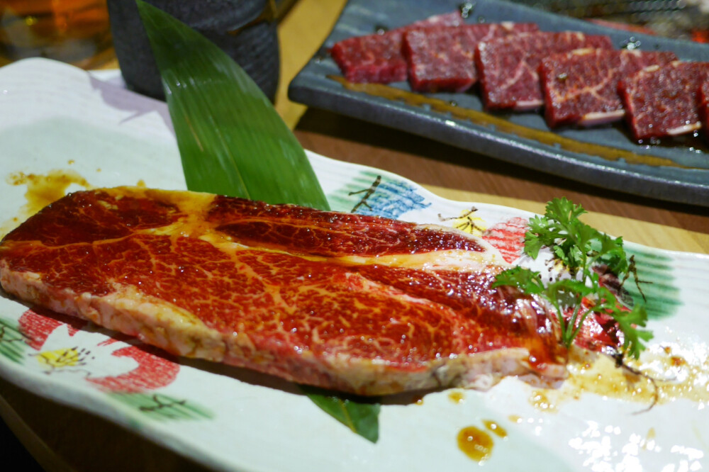 日式烧肉一般能同时兼顾刺身爱好者和食肉兽的口味
其中最爱厚切牛舌 !! 柔软多汁得紧 !! 西冷和牛小排的品质完全不输魔都
小王同学在独饮无数杯白酒后回酒店倒头就开始呼噜
呵！男人 为什么不学习我喝酸梅汁
在温岭平均一天消灭两袋青甘蔗那么问题来了甘蔗到底是上火还是降火的呢？