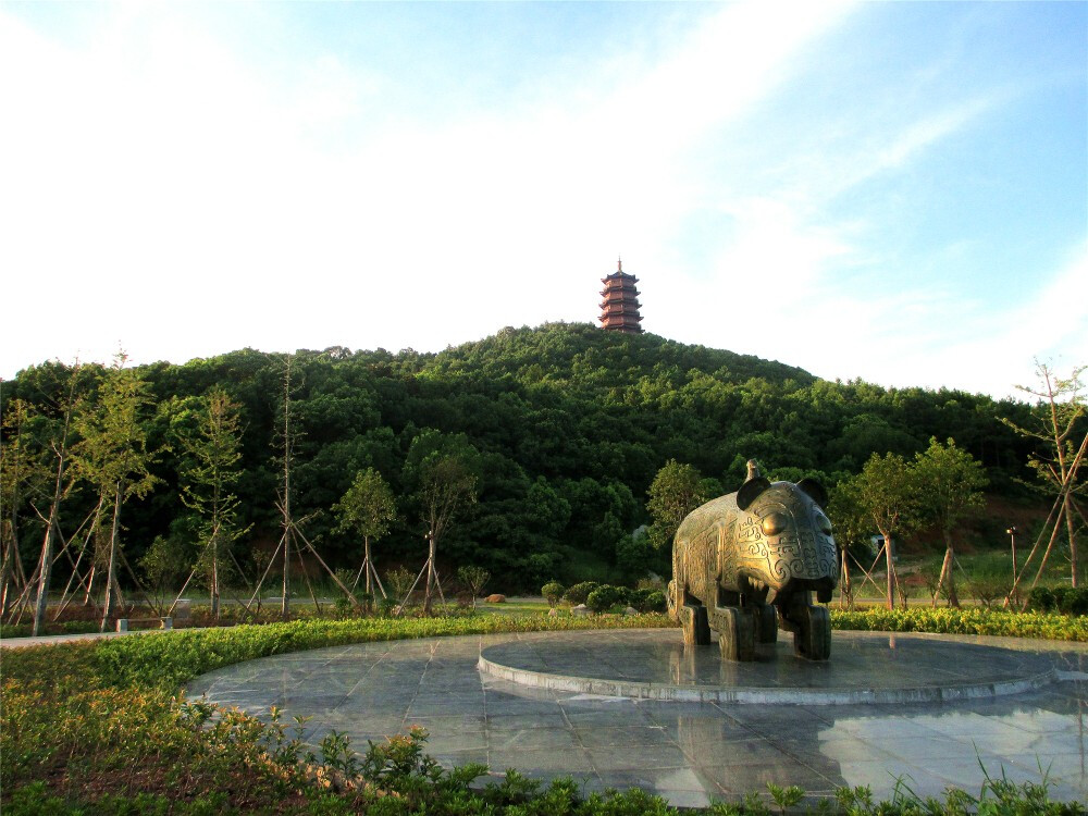 在吉安庐陵文化生态园内，有一道“一县一景”的独特风景线。它们以树、石和人文结合，以雕塑、园艺造型、景观小品等形式，向人们再现出吉州老街、青原天地正气、井冈山五指峰、吉安县千年窑火、安福书香、永新三湾改编、泰和白凤仙子、遂川茶乡、万安古城余梦、吉水才子之乡、永丰六一居士、峡江天降玉笥、新干青铜王国等吉安所辖13个县(市、区）的文化特色和辉煌的庐陵文化。