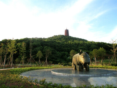 在吉安庐陵文化生态园内，有一道“一县一景”的独特风景线。它们以树、石和人文结合，以雕塑、园艺造型、景观小品等形式，向人们再现出吉州老街、青原天地正气、井冈山五指峰、吉安县千年窑火、安福书香、永新三湾改…