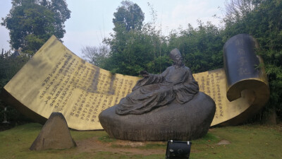 在吉安庐陵文化生态园内，有一道“一县一景”的独特风景线。它们以树、石和人文结合，以雕塑、园艺造型、景观小品等形式，向人们再现出吉州老街、青原天地正气、井冈山五指峰、吉安县千年窑火、安福书香、永新三湾改…