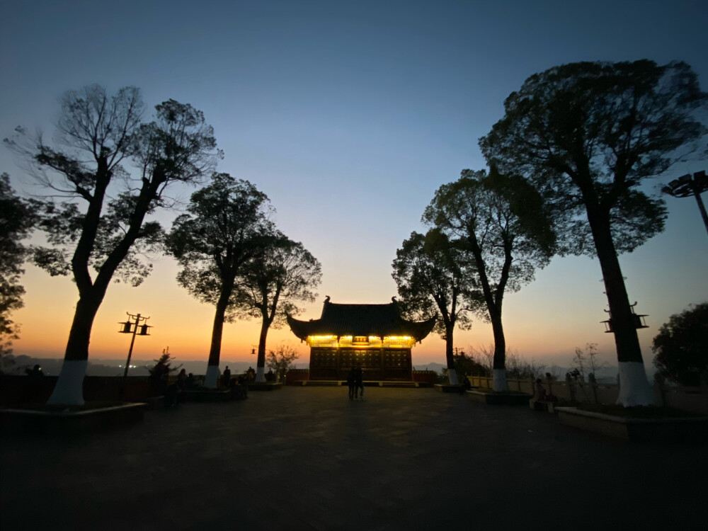 鸿恩寺森林公园
夕阳
剪影