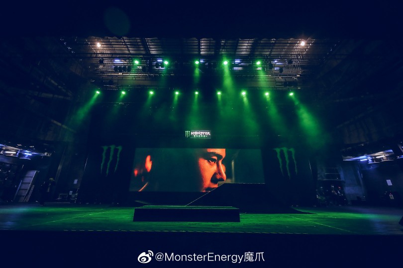 MonsterEnergy魔爪：
原力觉醒，能量不熄
魔爪龙茶派对霸屏朋友圈结束
@UNIQ-王一博 高能空降
现场涂鸦，强势助燃
赶快戳图 一探魔爪龙茶精气神
#释放野性# ​​​