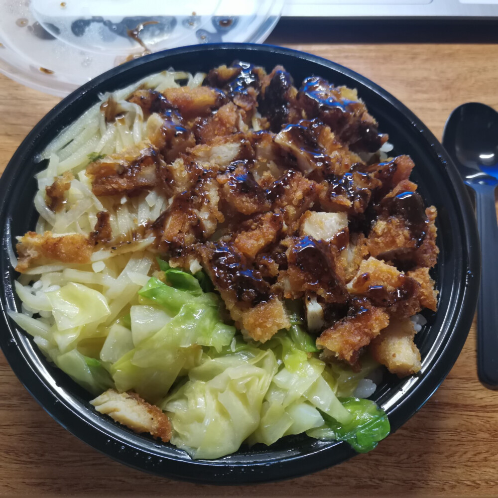 黑椒鸡扒饭，就吃了上面一层肉和菜好撑