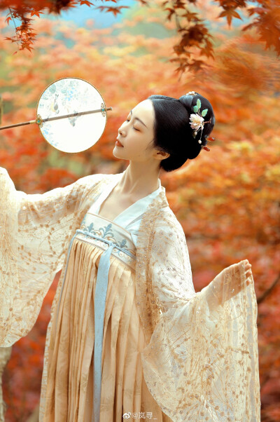 /
“秋色。”
摄影：@岚寻_
出镜：木兮
#重庆约拍##成都约拍##汉服约拍# ​​​