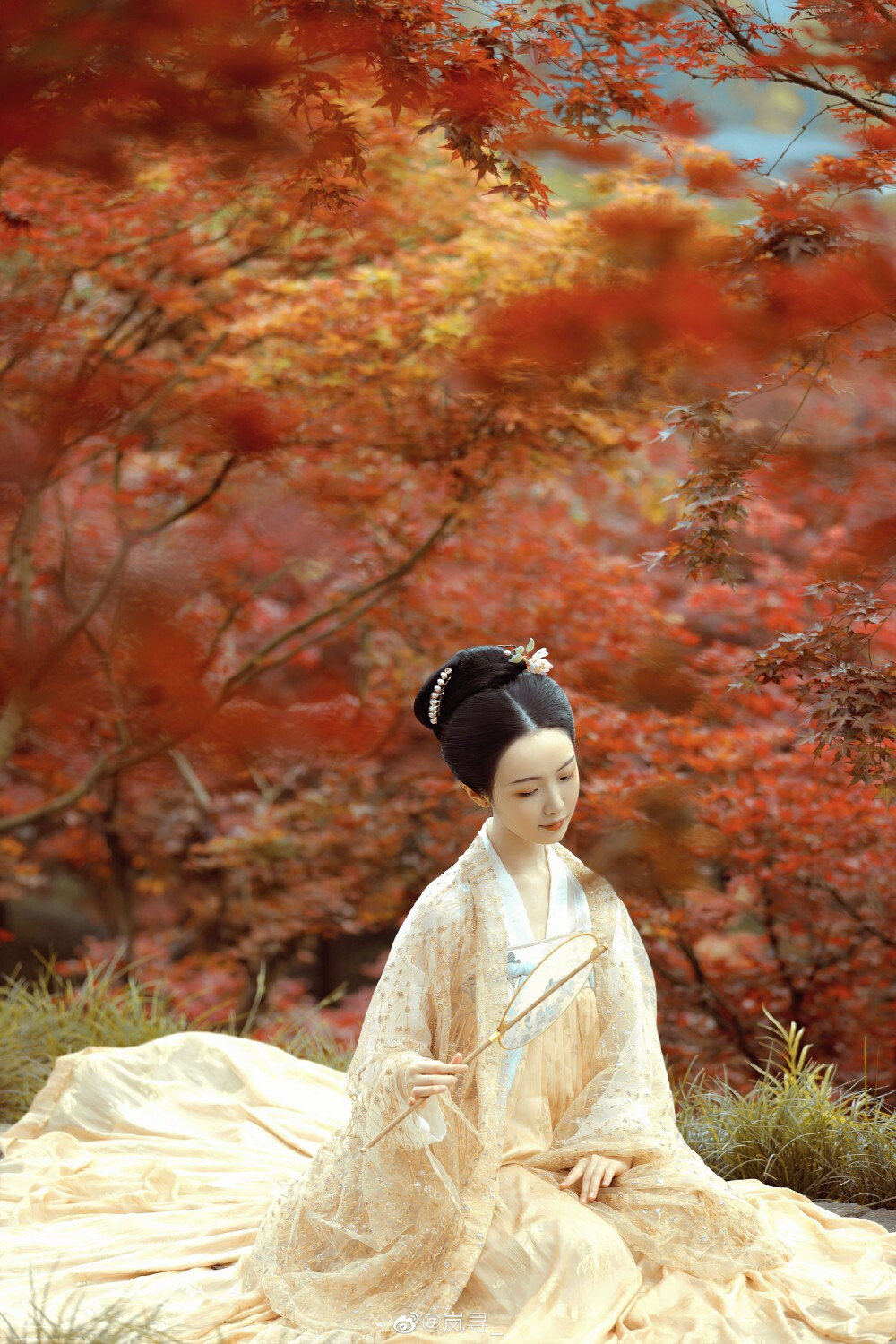 /
“秋色。”
摄影：@岚寻_
出镜：木兮
#重庆约拍##成都约拍##汉服约拍# ​​​