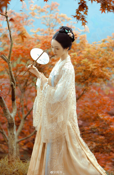 /
“秋色。”
摄影：@岚寻_
出镜：木兮
#重庆约拍##成都约拍##汉服约拍# ​​​