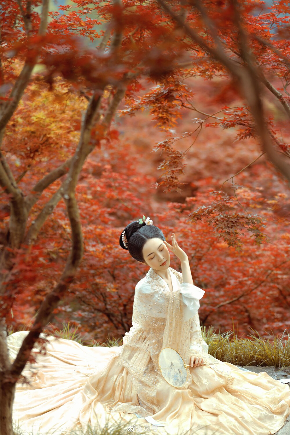 /
“秋色。”
摄影：@岚寻_
出镜：木兮
#重庆约拍##成都约拍##汉服约拍# ​​​