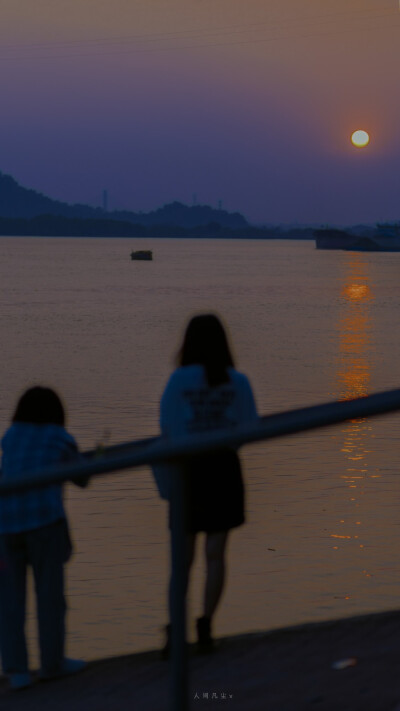 “世界上美好的东西不太多
立秋傍晚从河对岸吹来的风。”
摄影@人间凡尘x
|#秋天最适合旅游的城市# |#广州# |#壁纸# | 