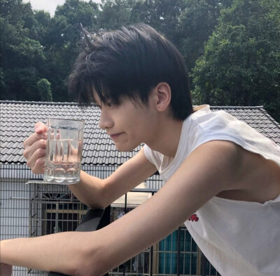 山鸟与鱼不同路 从此山水不相逢.
意思是如果你现在不够优秀 即使遇见了也不配拥有.