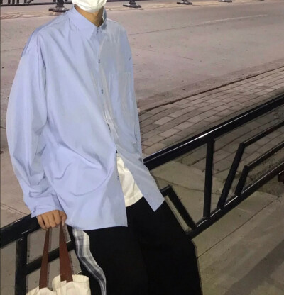 山鸟与鱼不同路 从此山水不相逢.
意思是如果你现在不够优秀 即使遇见了也不配拥有.