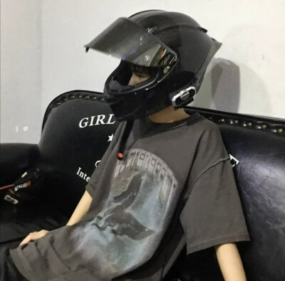 山鸟与鱼不同路 从此山水不相逢.
意思是如果你现在不够优秀 即使遇见了也不配拥有.