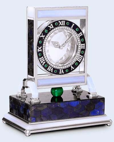 卡地亚“神秘”钟。小小指针悬浮于透明水晶上，剥离了时间与空间的界限，使观者仿佛置身奇幻的魔法世界