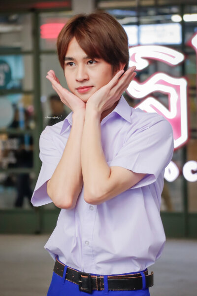 于千万人之中遇见你所要遇见的人,
于千万年之中, 时间的无涯的荒野里,
没有早一步, 也没有晚一步,
刚巧赶上了,
没有别的话可说, 惟有轻轻地问一声:
" 噢, 你也在这里? "