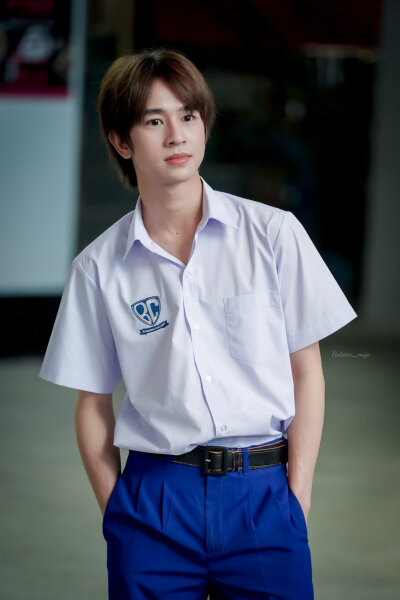 于千万人之中遇见你所要遇见的人,
于千万年之中, 时间的无涯的荒野里,
没有早一步, 也没有晚一步,
刚巧赶上了,
没有别的话可说, 惟有轻轻地问一声:
" 噢, 你也在这里? "