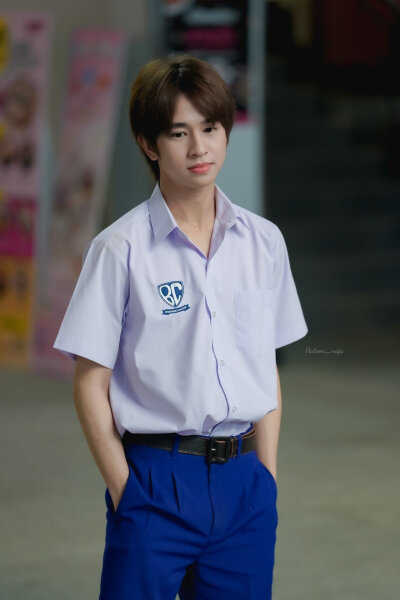 于千万人之中遇见你所要遇见的人,
于千万年之中, 时间的无涯的荒野里,
没有早一步, 也没有晚一步,
刚巧赶上了,
没有别的话可说, 惟有轻轻地问一声:
" 噢, 你也在这里? "