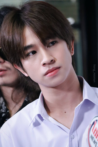 于千万人之中遇见你所要遇见的人,
于千万年之中, 时间的无涯的荒野里,
没有早一步, 也没有晚一步,
刚巧赶上了,
没有别的话可说, 惟有轻轻地问一声:
" 噢, 你也在这里? "