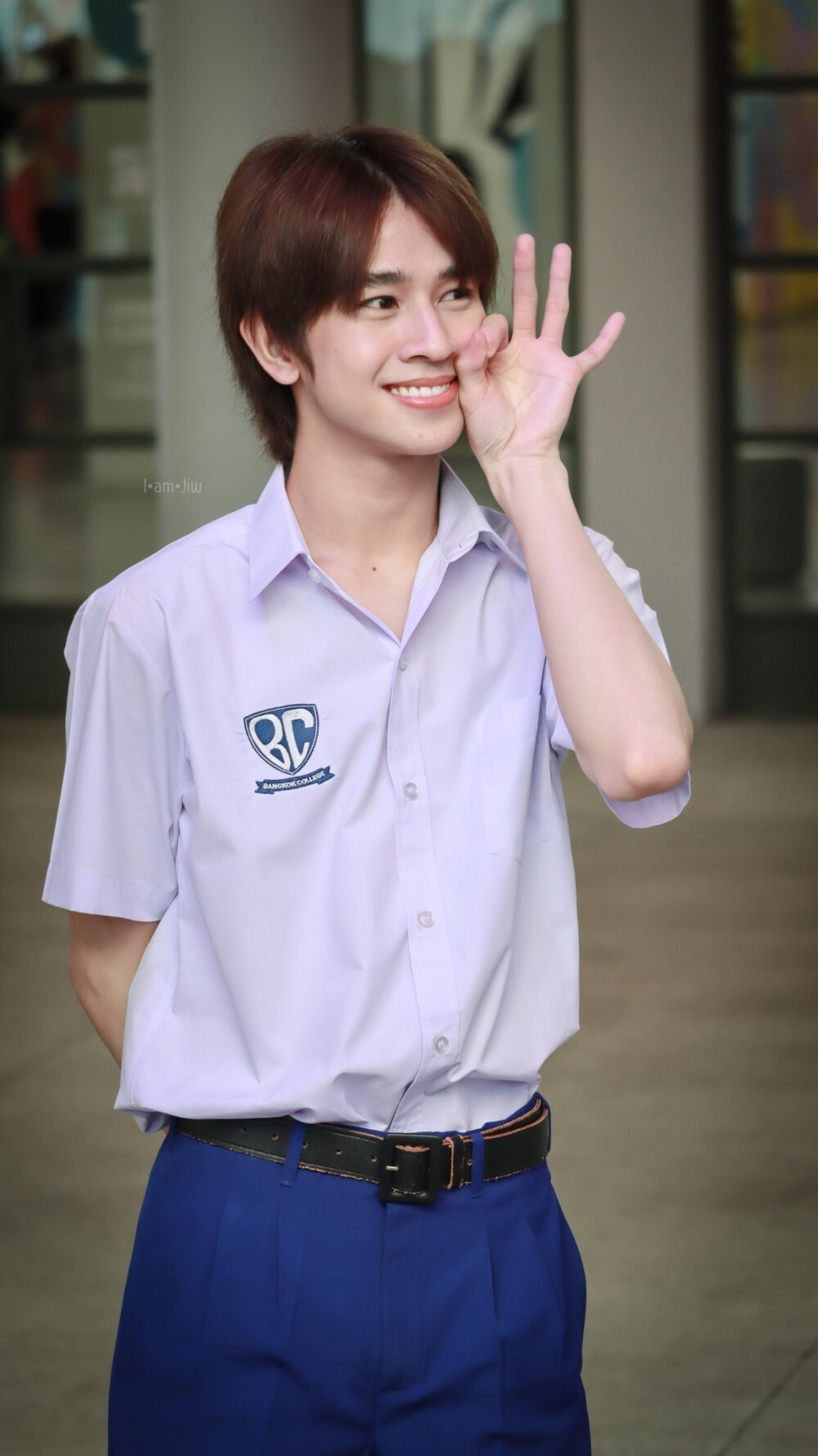 我是这样喜欢你。于是看山是你，看水是你。长河落日是你，大漠孤烟是你。绿杨荫里白沙是你，姑苏城外寒山是你。风雨萧萧是你，桃之夭夭是你。因着你，所以白风暖了杨柳岸，春水绿了竹叶沿。