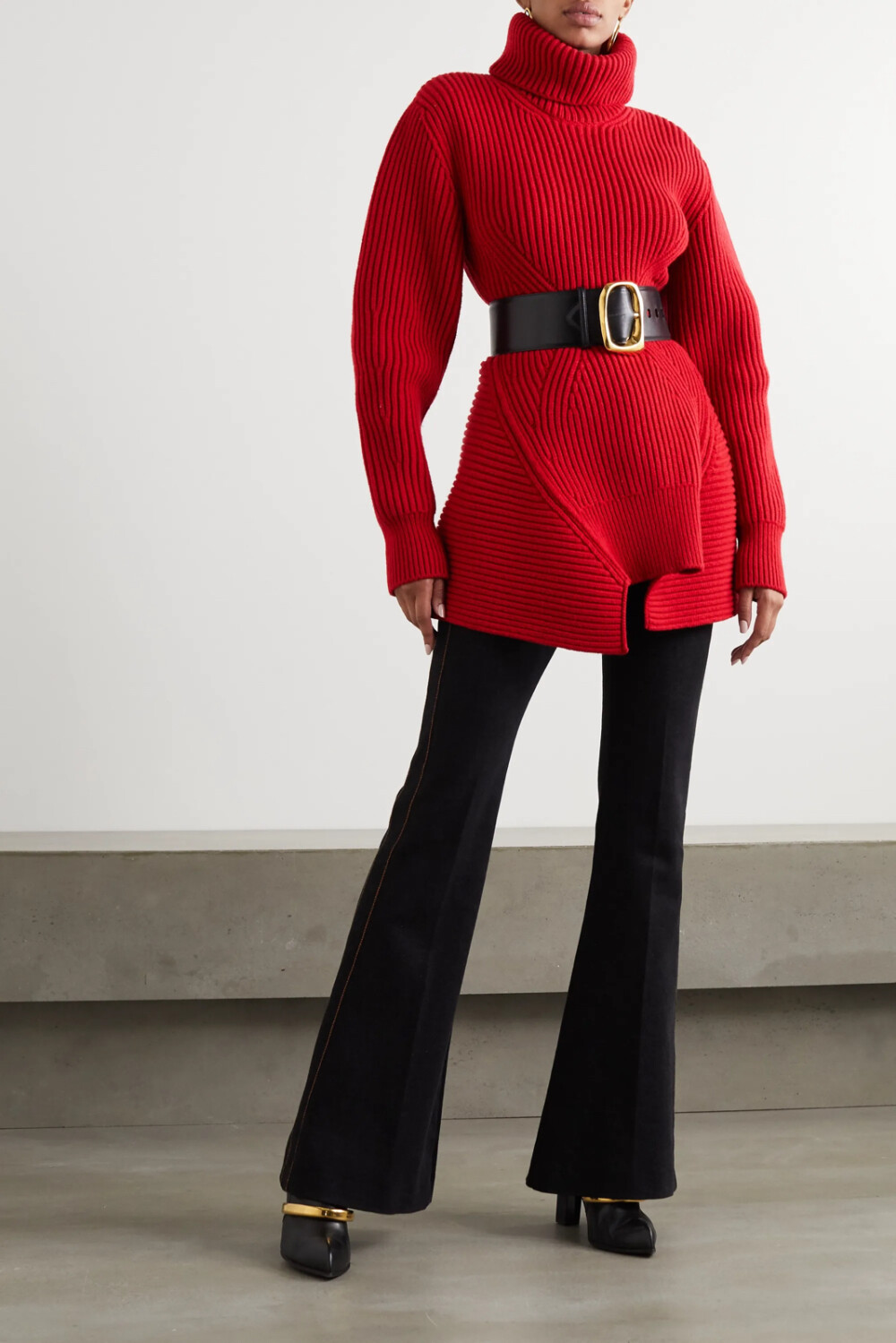 Alexander McQueen 的设计拥有一以贯之的优雅魅力。其中这款高领毛衣以奢华羊绒羊毛混纺纱线织就，罗纹衣身带有凸线，可展现漏斗式廓形。建议用宽幅腰带束出蜂腰。