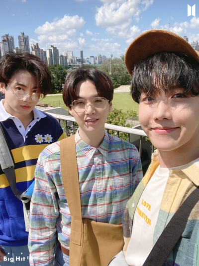 防弹少年团BTS田柾国郑号锡闵玧其
[Naver Post] 都2021年了 不爱防弹少年团的方法.. 我.. 不知道..! 募集要去看Season Greeting尝鲜第2弹的阿米!